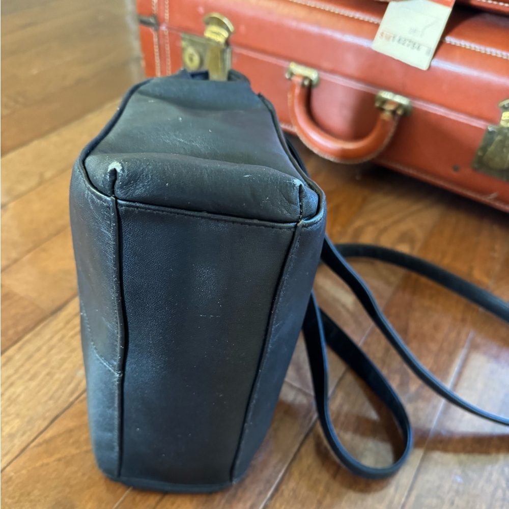 Laura Scott Black shoulder bag with front and back outer pockets, snap closure. - Picture 7 of 12